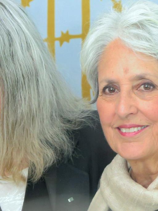 Laudatorin Patti Smith (l.) und Preisträgerin Joan Baez (r.) bei der Pressekonferenz anlässlich der Verleihung des "Ambassador of Conscience Award" 2015 am 21. Mai 2015 in Berlin