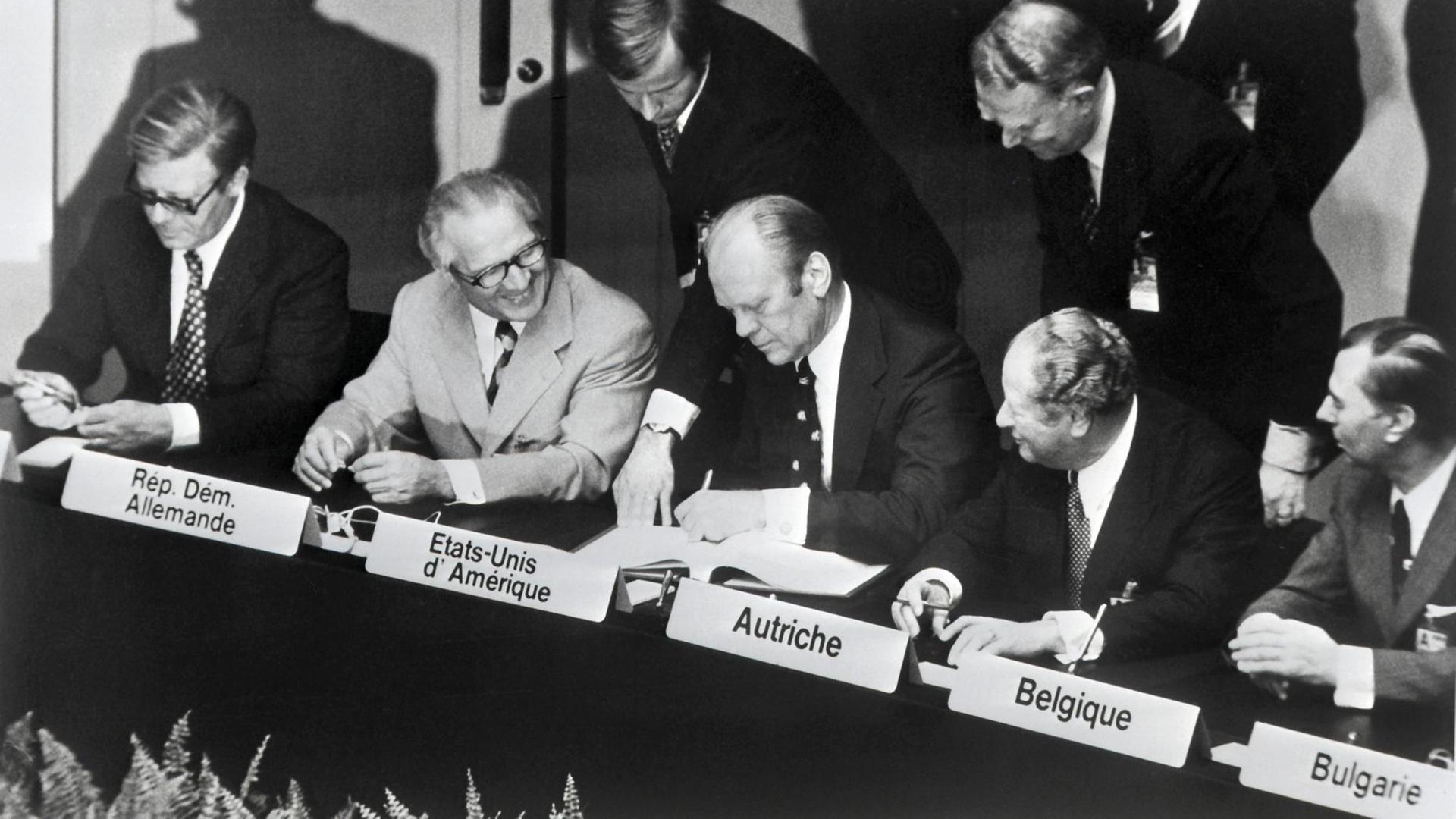 Bundeskanzler Helmut Schmidt, der Staatsratsvorsitzende der DDR, Erich Honecker, US-Präsident Gerald Ford und der österreichische Bundeskanzler Bruno Kreisky (l-r)