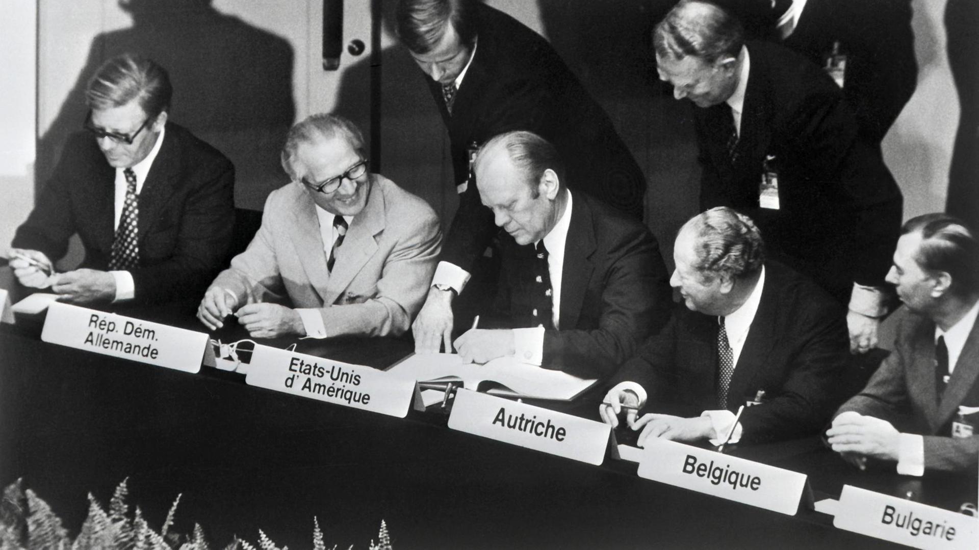 Bundeskanzler Helmut Schmidt, der Staatsratsvorsitzende der DDR, Erich Honecker, US-Präsident Gerald Ford und der österreichische Bundeskanzler Bruno Kreisky (l-r) Bundeskanzler Helmut Schmidt, der Staatsratsvorsitzende der DDR, Erich Honecker, US-Präsident Gerald Ford und der österreichische Bundeskanzler Bruno Kreisky (l-r)