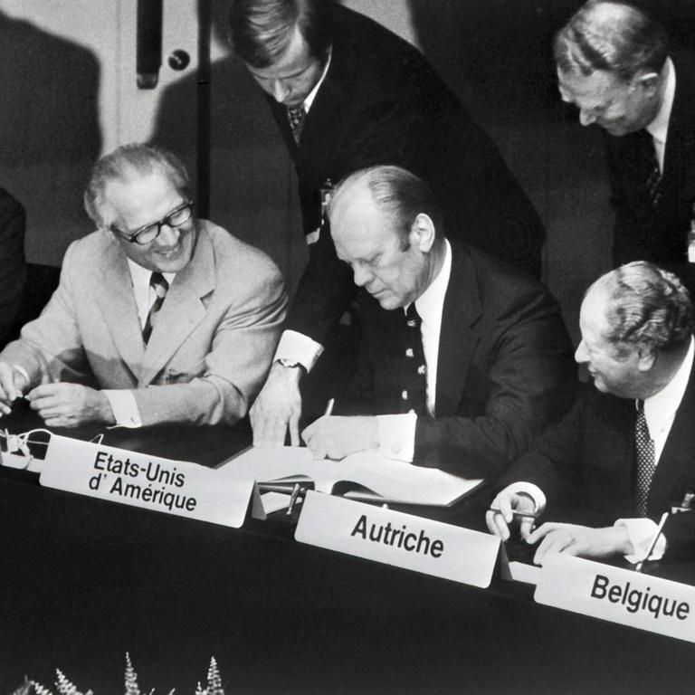  Bundeskanzler Helmut Schmidt, der Staatsratsvorsitzende der DDR, Erich Honecker, US-Präsident Gerald Ford und der österreichische Bundeskanzler Bruno Kreisky (l-r)