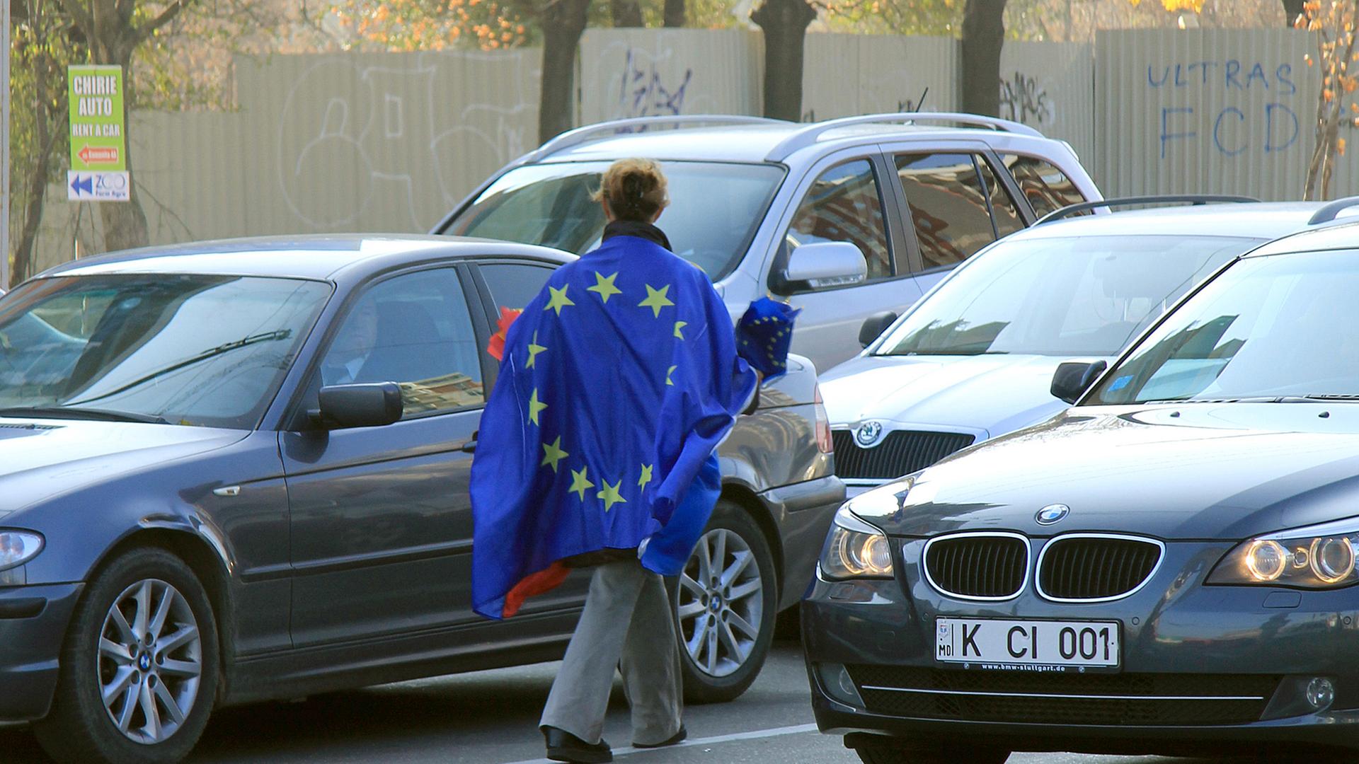 Richtungswahl: Eine junge Frau verteilt Moldau- und EU-Wimpel an Autofahrer im Stadtzentrum von Chisinau. Richtungswahl: Eine junge Frau verteilt Moldau- und EU-Wimpel an Autofahrer im Stadtzentrum von Chisinau.