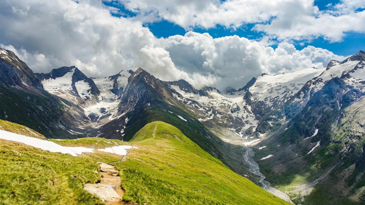 Blick auf die Alpen in Südtirol, Österreich.