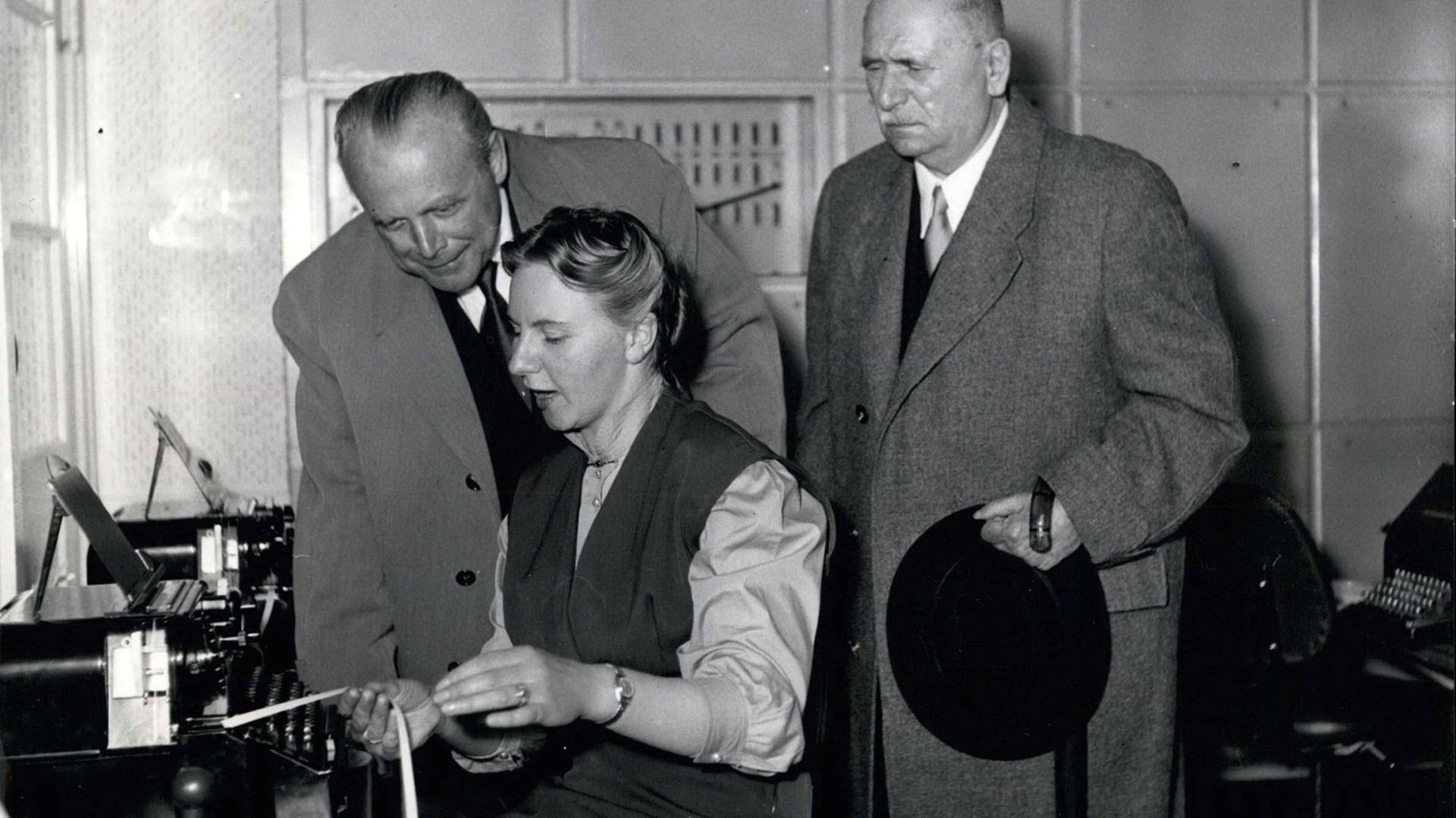 Beim Norddeich Radio im Jahr 1957: Hans Heyne, M. Paulsen und Hans Bredow (v. lks.) zum 50jährigen Bestehen des Senders. Beim Norddeich Radio im Jahr 1957: Hans Heyne, M. Paulsen und Hans Bredow (v. lks.) zum 50jährigen Bestehen des Senders.