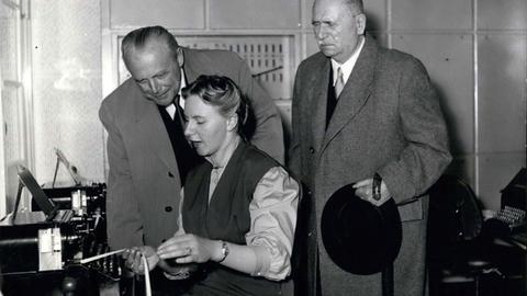 Beim Norddeich Radio im Jahr 1957: Hans Heyne, M. Paulsen und Hans Bredow (v. lks.) zum 50jährigen Bestehen des Senders.