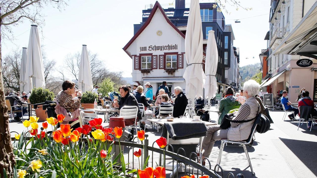 Bei frühlingshaftem Wetter sitzen Gäste in der idylischen schweizer Kleinstadt Baden draußen an Tischen vor einem Restaurant namens "Zum Schwyzerhüsli". Bei frühlingshaftem Wetter sitzen Gäste in der idylischen schweizer Kleinstadt Baden draußen an Tischen vor einem Restaurant namens "Zum Schwyzerhüsli".