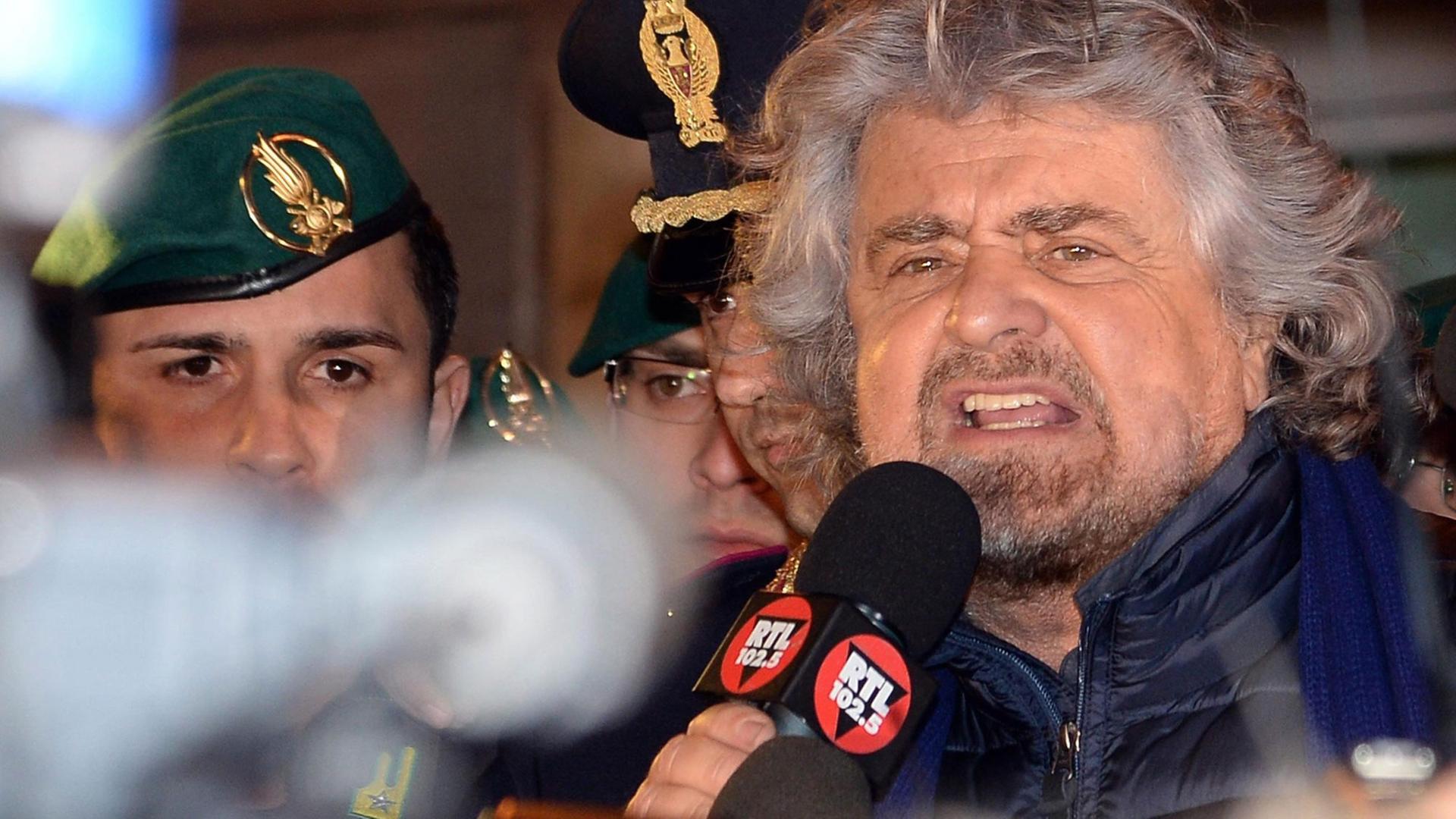 Beppe Grillo, italienischer Komiker und Politiker, der in Italien die "Fünf-Sterne-Bewegung" gründete. Beppe Grillo, italienischer Komiker und Politiker, der in Italien die "Fünf-Sterne-Bewegung" gründete.