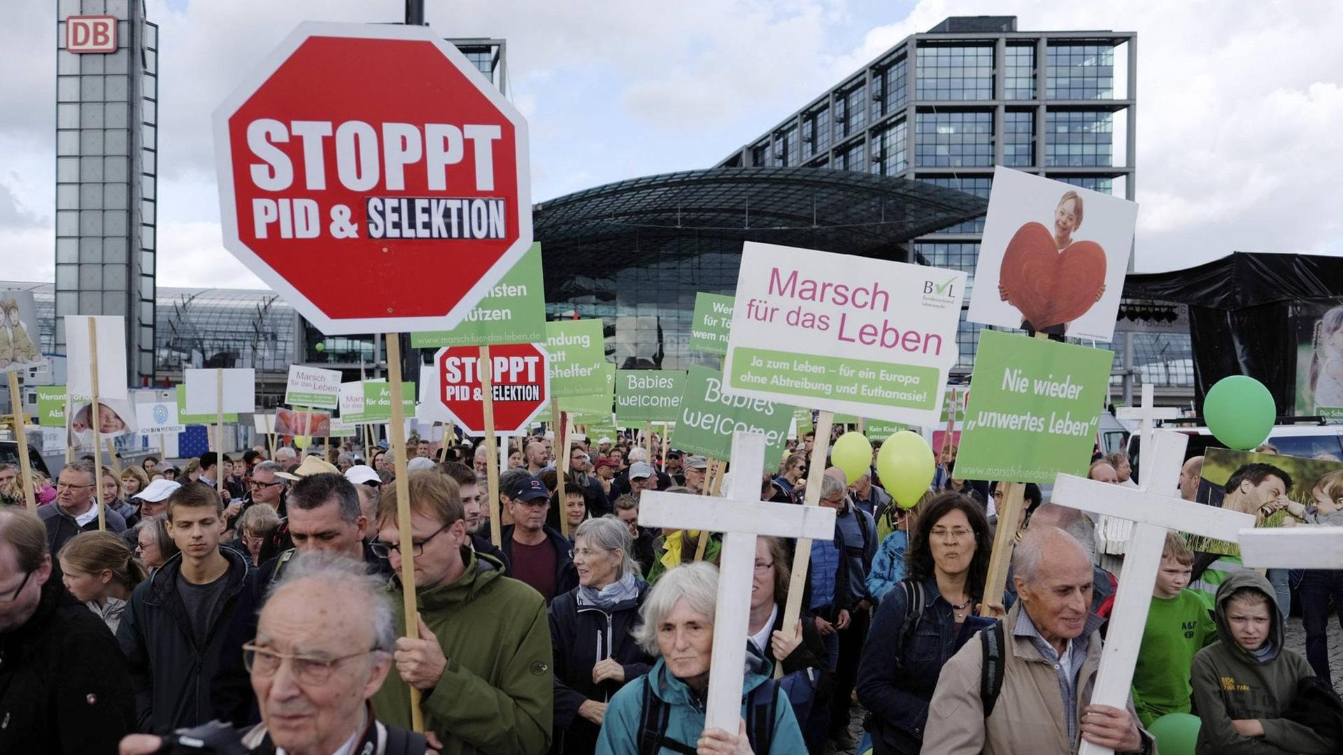 Marsch für das Leben - Abtreibungsgegner bei einer Kundgebung mit anschließendem Trauermarsch protestieren gegen die Möglichkeit von Schwangerschaftsabbrüchen und gegen Werbung für Schwangerschaftsabbrüche in Berlin snapshot-photography/K.M.Krause *** March for life abortion opponents at a rally followed by a funeral march protesting against the possibility of abortions and advertising for abortions in Berlin snapshot photography K M Krause Marsch für das Leben - Abtreibungsgegner bei einer Kundgebung mit anschließendem Trauermarsch protestieren gegen die Möglichkeit von Schwangerschaftsabbrüchen und gegen Werbung für Schwangerschaftsabbrüche in Berlin snapshot-photography/K.M.Krause *** March for life abortion opponents at a rally followed by a funeral march protesting against the possibility of abortions and advertising for abortions in Berlin snapshot photography K M Krause