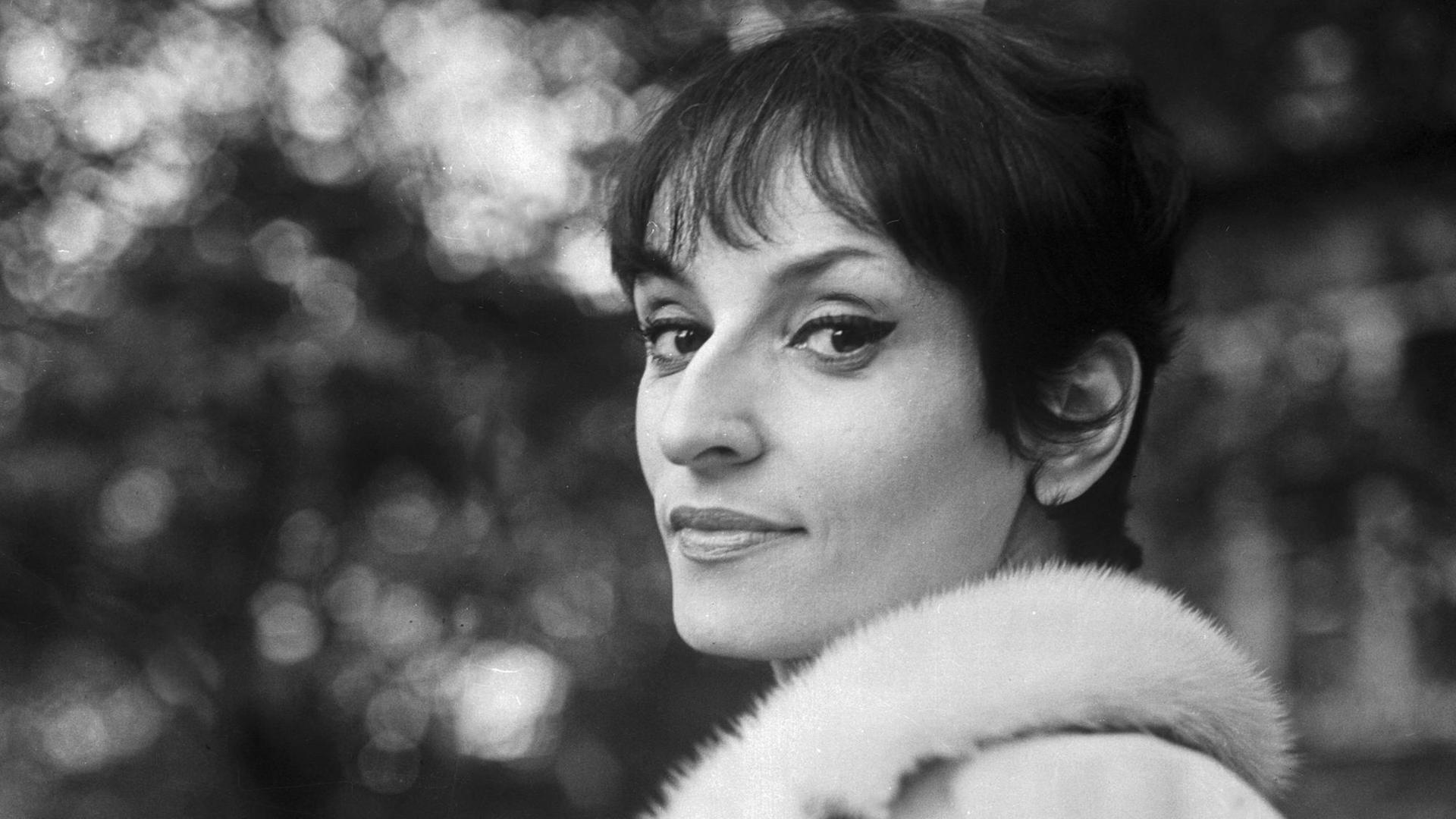 Die französische Chansonsängerin Barbara (1930-1997) in den 1960er-Jahren. Die französische Chansonsängerin Barbara (1930-1997) in den 1960er-Jahren.