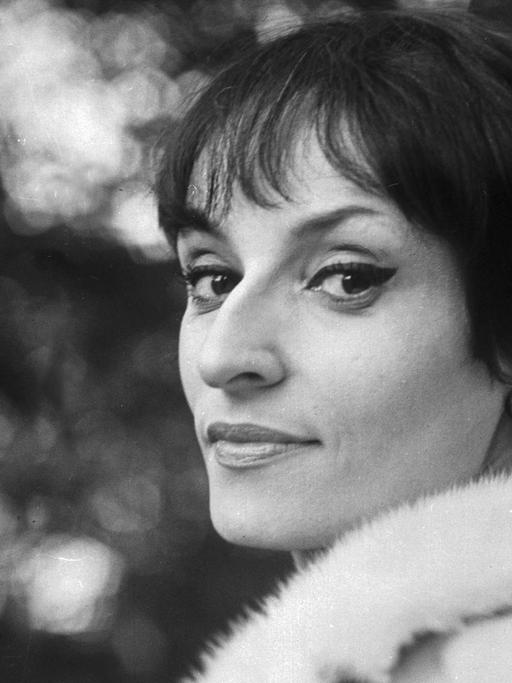  Die französische Chansonsängerin Barbara (1930-1997) in den 1960er-Jahren.