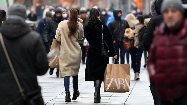 Menschen mit Einkaufstaschen in Wien