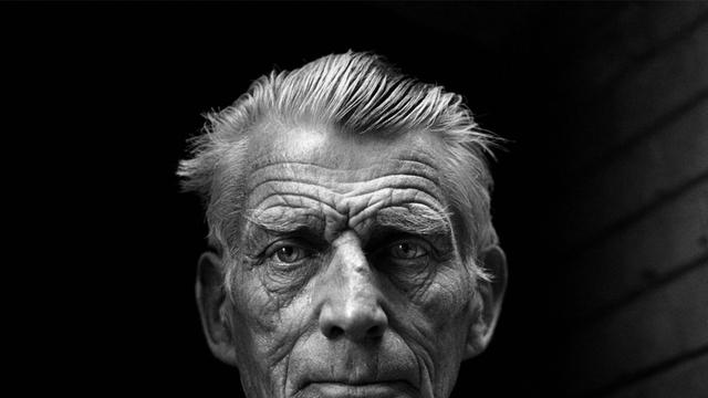Schwarzweiß Fotografie von dem irischen Schriftsteller Samuel Beckett, Porträtaufnahme von Jane Bown.