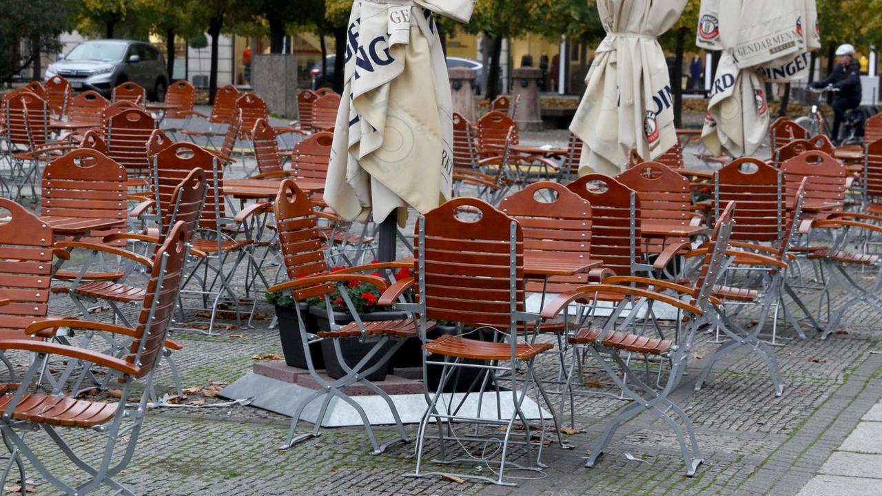 Leere Tische und Stühle vor einem gastronomischen Betrieb am Gendarmen-Markt in Berlin. Leere Tische und Stühle vor einem gastronomischen Betrieb am Gendarmen-Markt in Berlin.