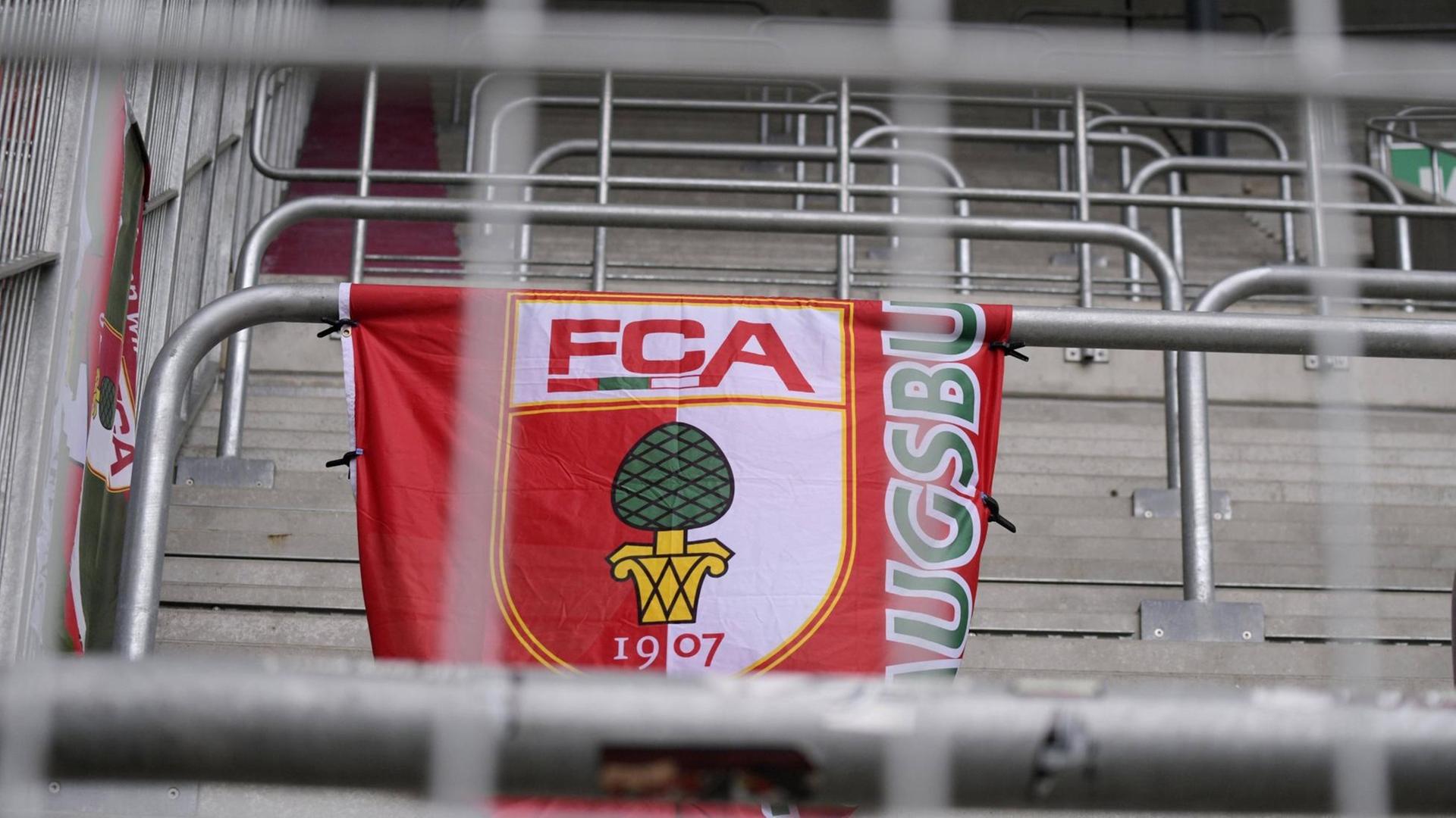 Die Stehplätze der Nordtribüne, wo die FCA-Ultras normalerweise stehen, bleibt leer. Nur eine FCA-Flagge hängt über einer Tribüne. Die Stehplätze der Nordtribüne, wo die FCA-Ultras normalerweise stehen, bleibt leer. Nur eine FCA-Flagge hängt über einer Tribüne.