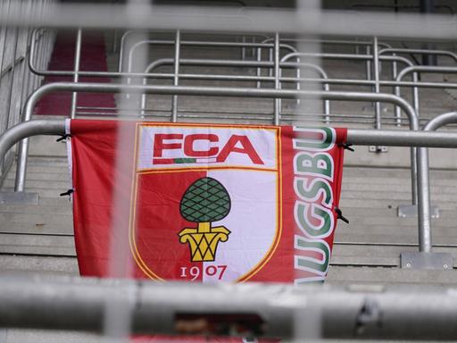 Die Stehplätze der Nordtribüne, wo die FCA-Ultras normalerweise stehen, bleibt leer. Nur eine FCA-Flagge hängt über einer Tribüne.