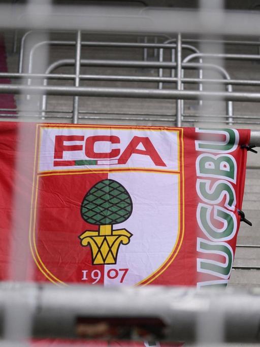 Die Stehplätze der Nordtribüne, wo die FCA-Ultras normalerweise stehen, bleibt leer. Nur eine FCA-Flagge hängt über einer Tribüne.