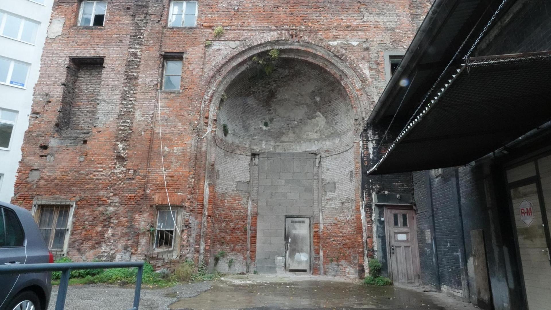 Die denkmalgeschützten Überreste des ersten Tempels des liberalen Judentums aus dem Jahr 1844 sind in einem Hinterhof zu sehen. Die Liberale Jüdische Gemeinde Hamburg möchte die Überreste restaurieren und als Erinnerungsort zugänglich machen. Die denkmalgeschützten Überreste des ersten Tempels des liberalen Judentums aus dem Jahr 1844 sind in einem Hinterhof zu sehen. Die Liberale Jüdische Gemeinde Hamburg möchte die Überreste restaurieren und als Erinnerungsort zugänglich machen.