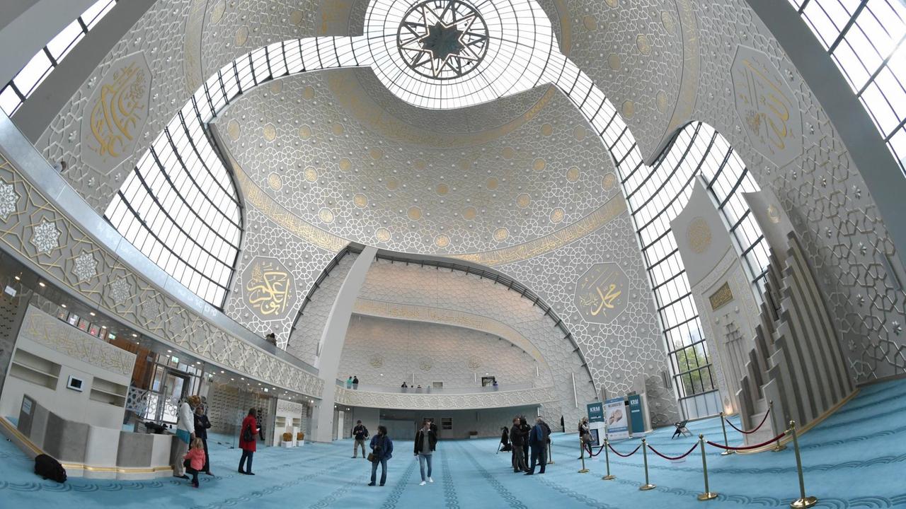 Besucher stehen am Tag der offenen Moschee in der Ditib-Zentralmoschee in Köln-Ehrenfeld