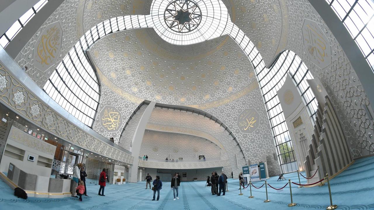 Besucher stehen am Tag der offenen Moschee in der Ditib-Zentralmoschee in Köln-Ehrenfeld Besucher stehen am Tag der offenen Moschee in der Ditib-Zentralmoschee in Köln-Ehrenfeld