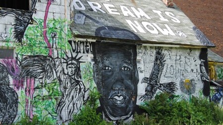 Detroit: Die Stadt ist voller Graffiti. Viele in Detroit träumen von einem Neuanfang - und arbeiten dran.