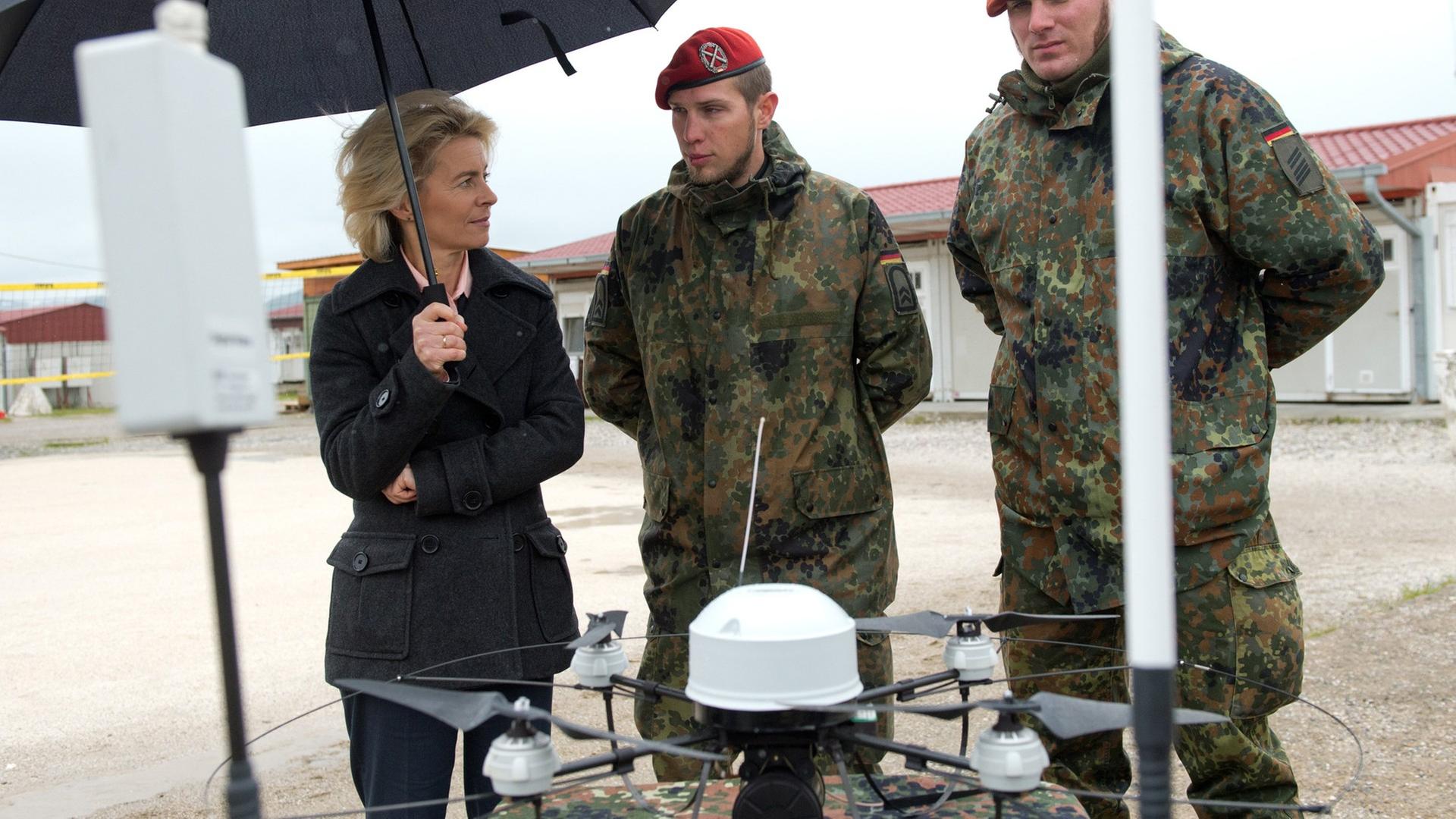 Bundesverteidigungsministerin Ursula von der Leyen (CDU) sieht sich am 15.05.2014 im Feldlager Novo Selo im Kosovo bei den Soldaten des Kfor-Einsatzbatallions eine Mikado-Aufklärungsdrohne an. Bundesverteidigungsministerin Ursula von der Leyen (CDU) sieht sich am 15.05.2014 im Feldlager Novo Selo im Kosovo bei den Soldaten des Kfor-Einsatzbatallions eine Mikado-Aufklärungsdrohne an.