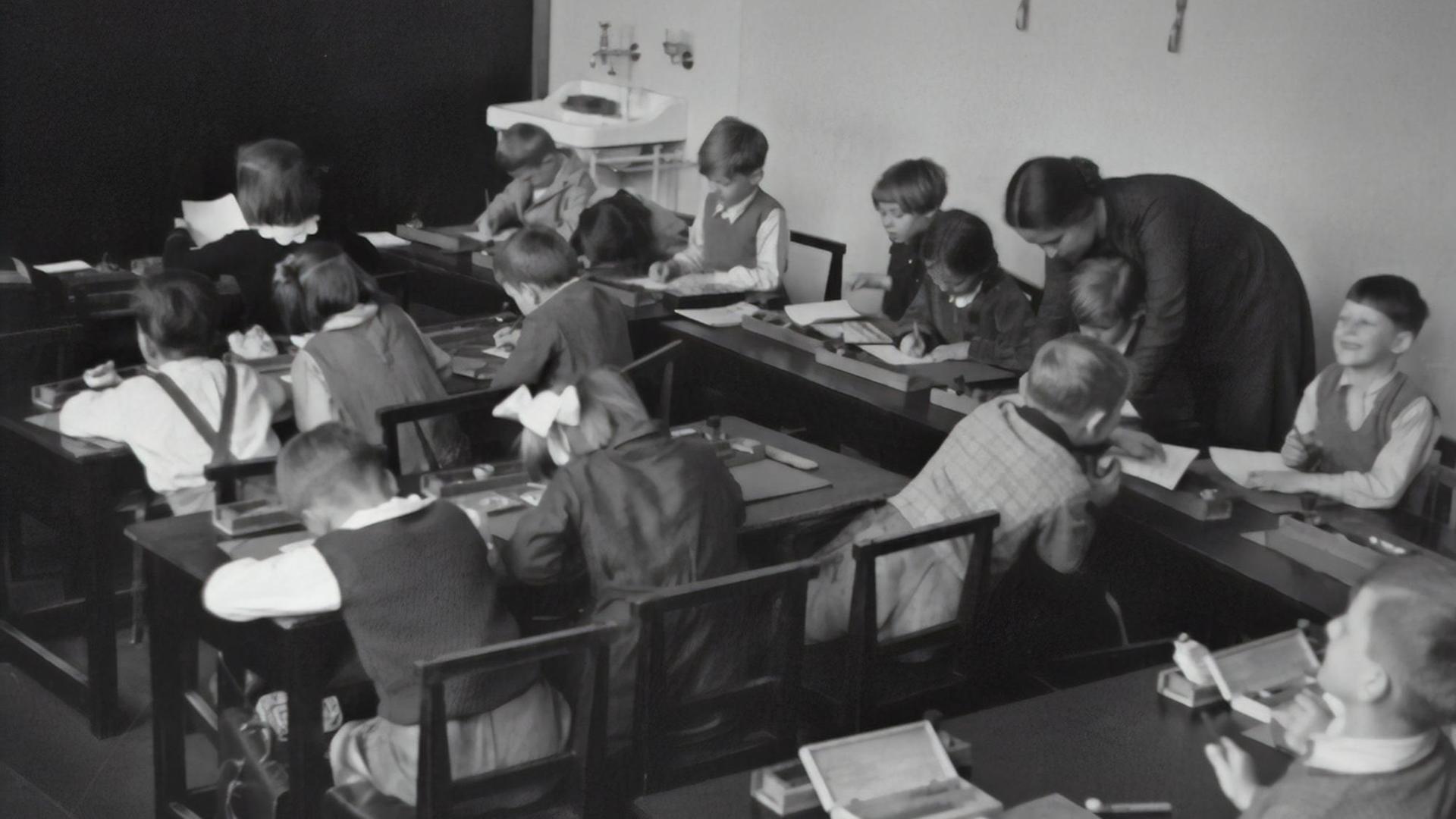 Klassenraum 1935; Schulklasse; Lehrerin Klassenraum 1935; Schulklasse; Lehrerin