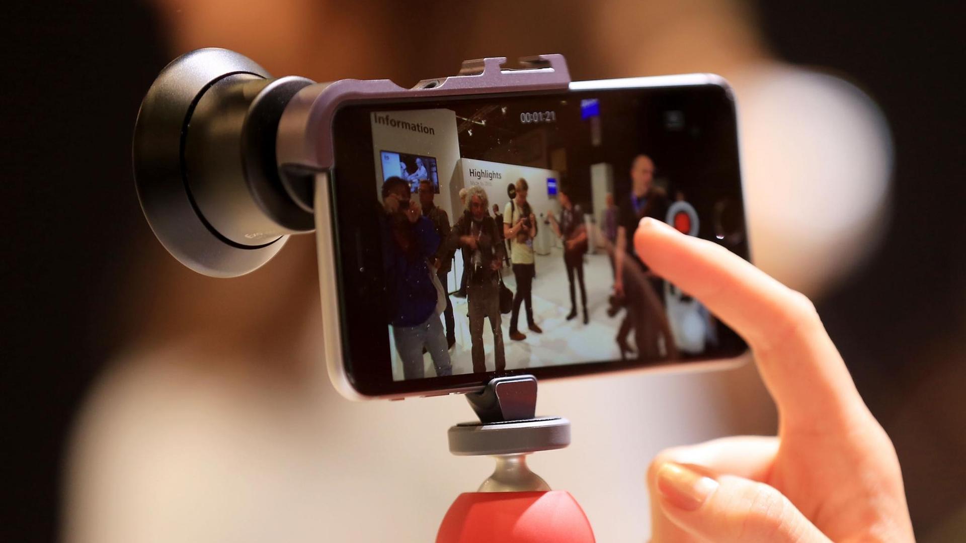 Das Vorsatzobjektiv ExoLens von Zeiss steckt auf einem Iphone. Das Vorsatzobjektiv ExoLens von Zeiss steckt auf einem Iphone.