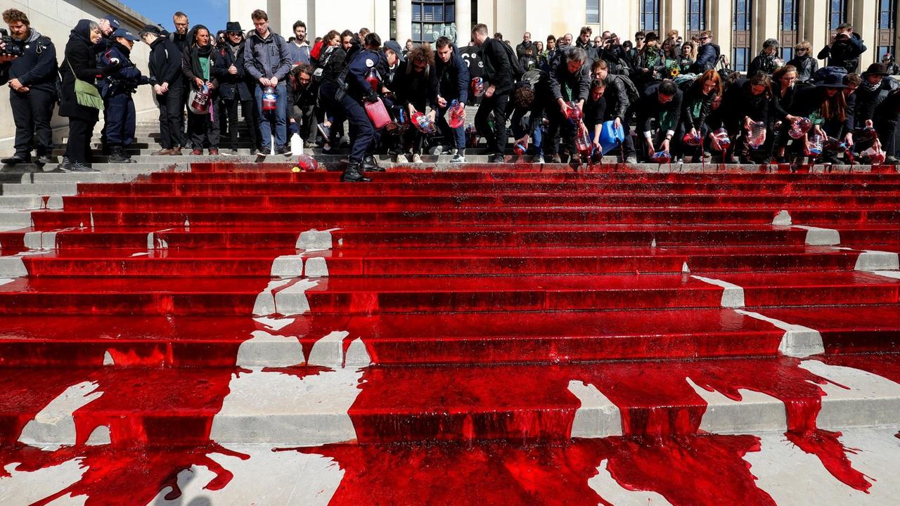 Polizeibeamte und Umweltschützer der Bewegung "Extinction Rebellion" in Paris Polizeibeamte und Umweltschützer der Bewegung "Extinction Rebellion" in Paris