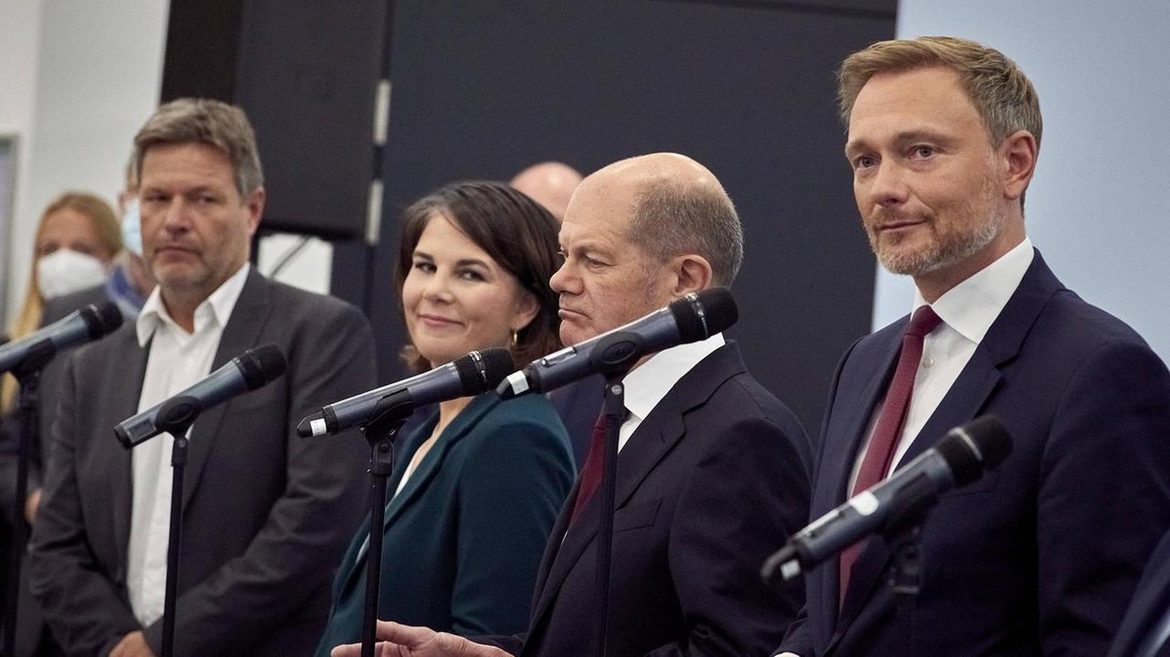 Habeck, Baerbock, Scholz, Lindner in Berlin, 15.10.2021, bei der Verkündung des Beginns von Ampel-Koalitionsgesprächen. Habeck, Baerbock, Scholz, Lindner in Berlin, 15.10.2021, bei der Verkündung des Beginns von Ampel-Koalitionsgesprächen.