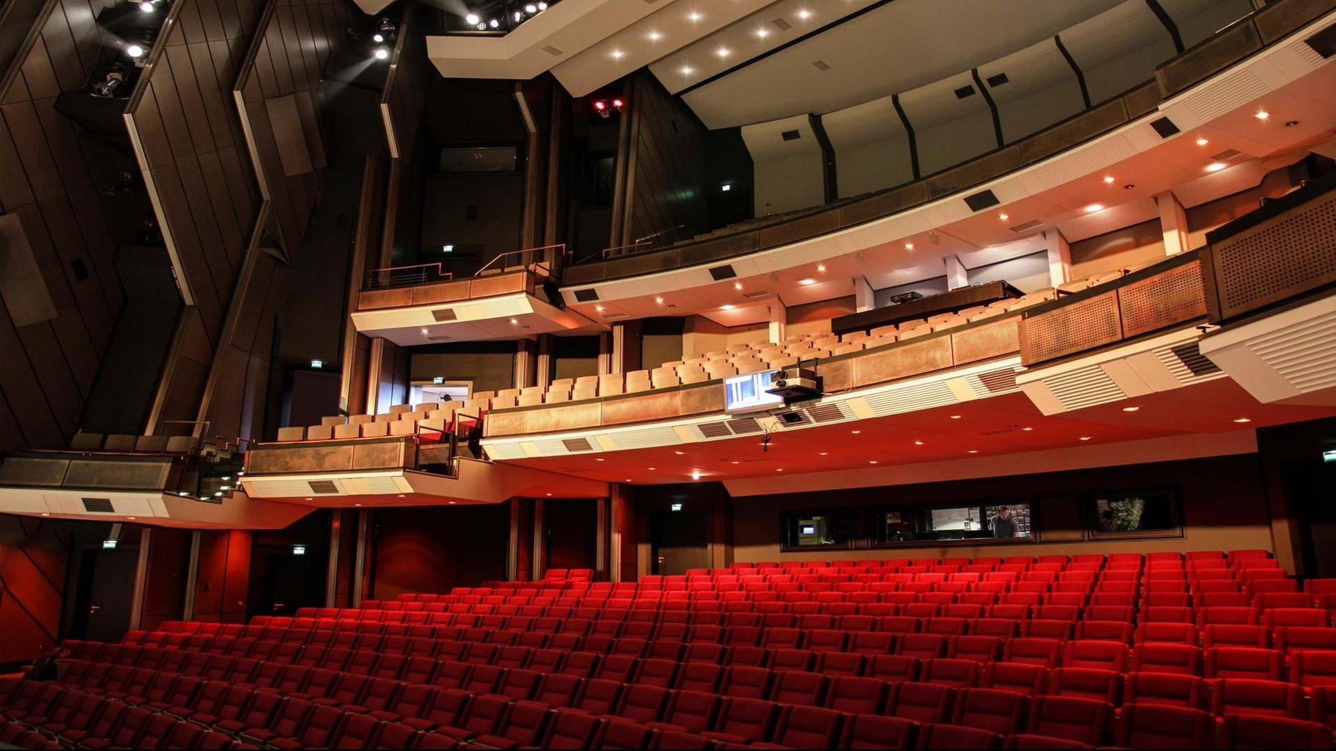 Leere Sitz-Reihen in der Oper in Chemnitz Leere Sitz-Reihen in der Oper in Chemnitz