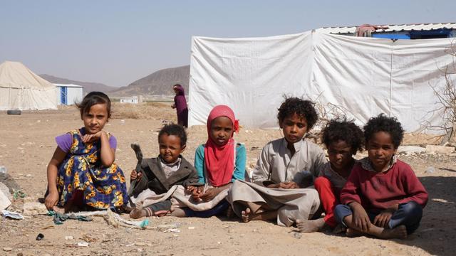 Jemenitsche Kinder in einem Flüchtlingscamp nahe Marib im Norden des Landes. In der Region halten sich mehr rund 100.000 Binnenflüchtlinge auf.