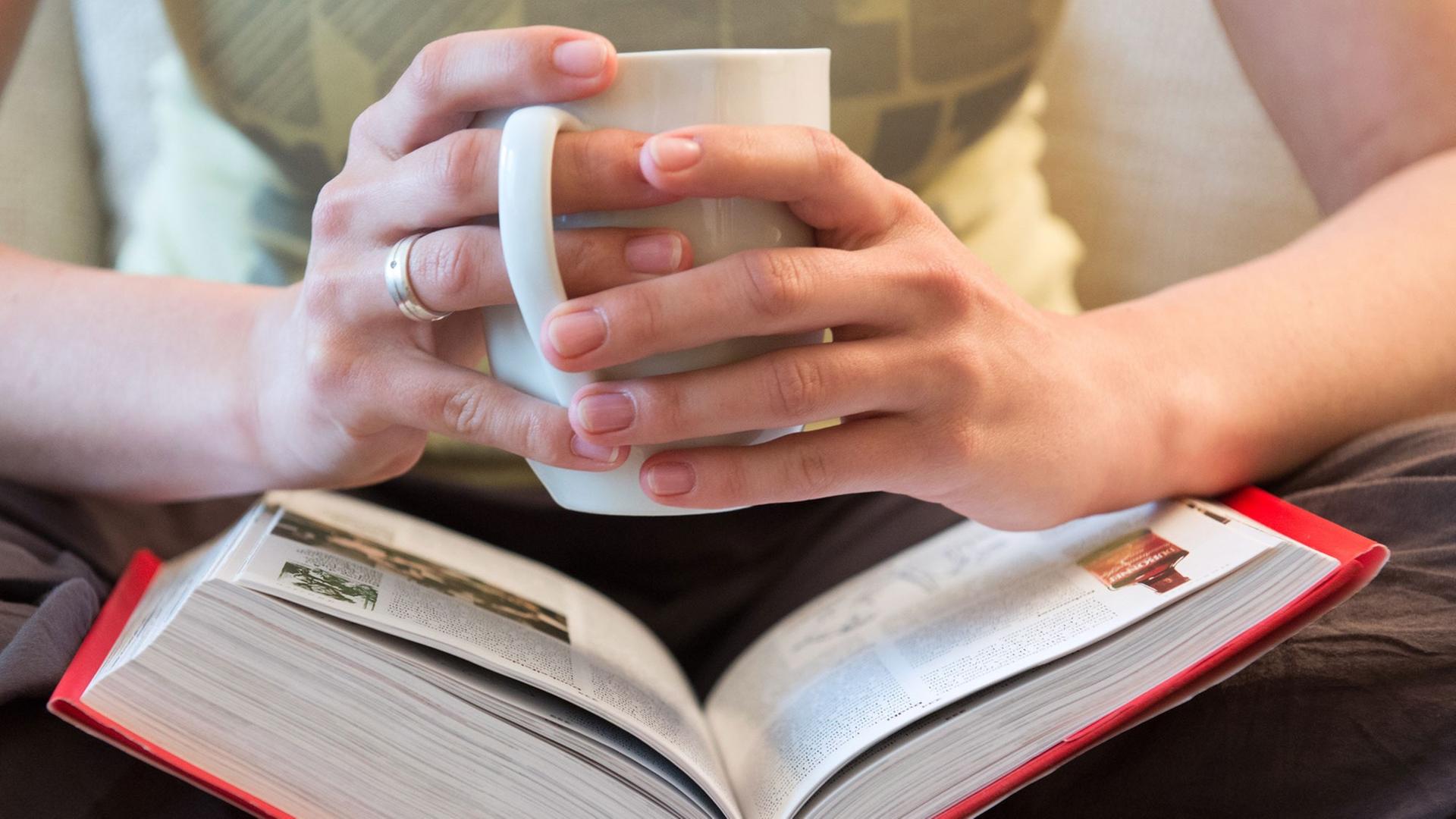 Eine Frau liest ein Buch. Eine Frau liest ein Buch.