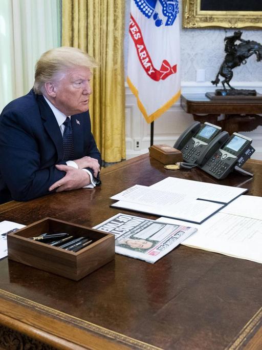 Donald Trump am Schreibtisch im Oval Office