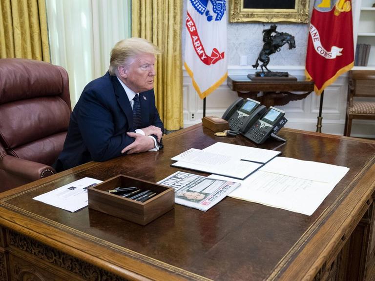 Donald Trump am Schreibtisch im Oval Office