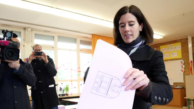 Die Spitzenkandidatin der Hamburger FDP, Katja Suding, gibt am 15.02.2015 im Stadtteil Groß Flottbek in Hamburg ihre Stimme für die Bürgerschaftswahl ab.