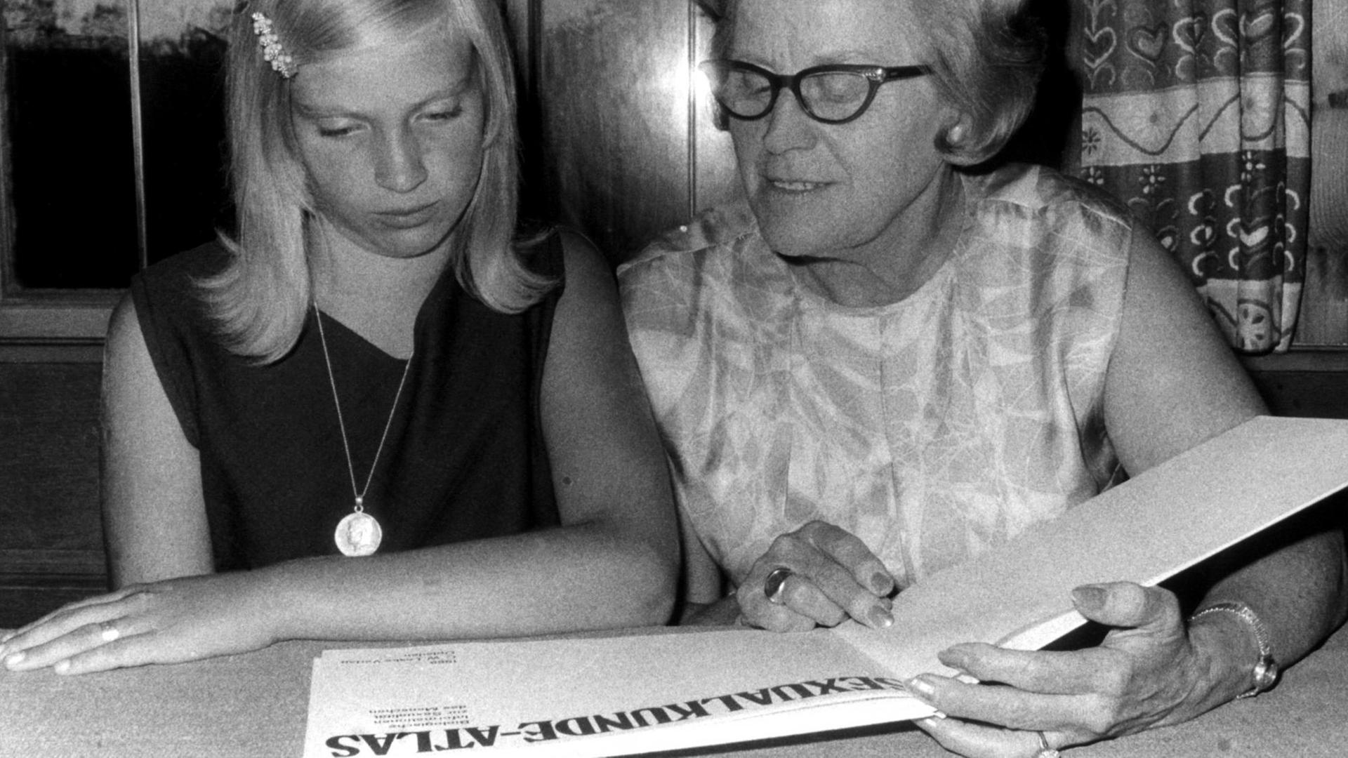 Die SPD-Politikerin Käte Strobel stellt im August 1969 in Bad Wörishofen einer Schülerin den Sexualkunde-Atlas der Bundeszentrale für gesundheitliche Aufklärung vor. Der Atlas soll im Sexualkunde-Unterricht verwendet werden. Strobel hatte mehrere Ministerämter inne und war von 1949 bis 1972 ohne Unterbrechung Mitglied im Deutschen Bundestag. Aufsehen erregte sie u.a. durch ihren Auspruch "Politik ist eine viel zu ernste Sache, um sie allein den Männern zu überlassen" sowie mit dem von ihr initiierten Aufklärungsfilm "Helga" (1968). Käte Strobel wurde am 23. Juli 1907 in Nürnberg geboren und verstarb ebenda am 26. März 1996. | Verwendung weltweit Die SPD-Politikerin Käte Strobel stellt im August 1969 in Bad Wörishofen einer Schülerin den Sexualkunde-Atlas der Bundeszentrale für gesundheitliche Aufklärung vor. Der Atlas soll im Sexualkunde-Unterricht verwendet werden. Strobel hatte mehrere Ministerämter inne und war von 1949 bis 1972 ohne Unterbrechung Mitglied im Deutschen Bundestag. Aufsehen erregte sie u.a. durch ihren Auspruch "Politik ist eine viel zu ernste Sache, um sie allein den Männern zu überlassen" sowie mit dem von ihr initiierten Aufklärungsfilm "Helga" (1968). Käte Strobel wurde am 23. Juli 1907 in Nürnberg geboren und verstarb ebenda am 26. März 1996. | Verwendung weltweit