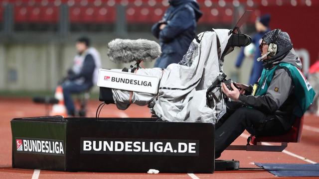 Kameramann filmt ein Bundesligaspiel.