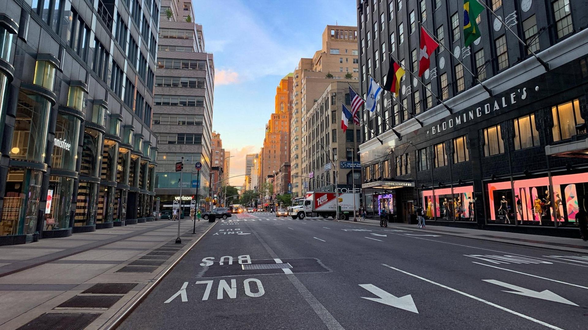 Fast menschenleere Straße in Manhattan während des Corona-Lockdowns. Fast menschenleere Straße in Manhattan während des Corona-Lockdowns.