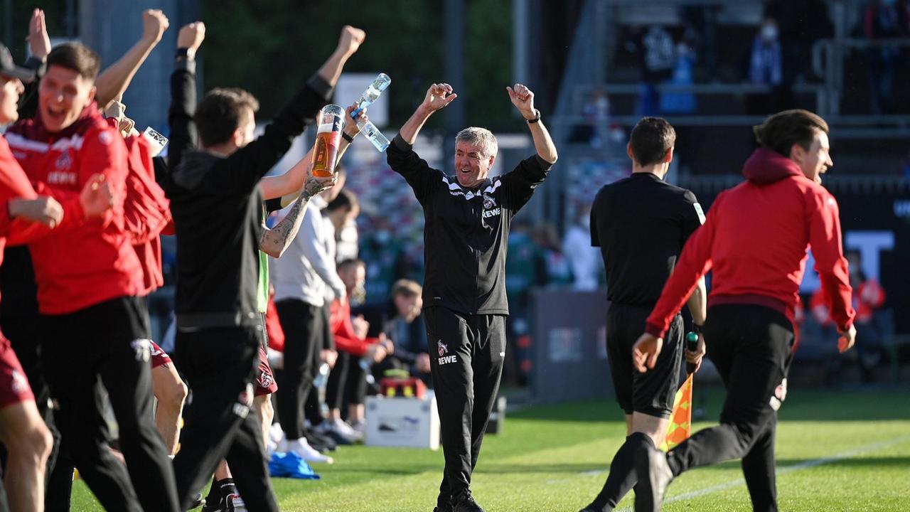 Kiel, Holstein-Stadion, 29.05.21, GER, Herren, 1.Bundesliga, Saison 2020-2021, Relegation, Holstein Kiel - 1.FC Koeln Bild: Trainer Friedhelm Funkel Koeln Nur fuer journalistische Zwecke Only for editorial use Gemaess den Vorgaben der DFL Deutsche Fußball Liga ist es untersagt, in dem Stadion und/oder vom Spiel angefertigte Fotoaufnahmen in Form von Sequenzbildern und/oder videoaehnlichen Fotostrecken zu verwerten bzw. verwerten zu lassen. DFL regulations prohibit any use of photographs as image sequences and/or quasi-video. Schleswig-Holstein Deutschland *** Kiel, Holstein Stadion, 29 05 21, GER, Herren, 1 Bundesliga, Saison 2020 2021, Relegation, Holstein Kiel 1 FC Koeln Bild Trainer Friedhelm Funkel Koeln Nur fuer journalistische Zwecke Only for editorial use According to the regulations of the DFL Deutsche Fußball Liga it is prohibited to use or have used photographs taken in the stadium and or from the match in the form of sequence images and or video-like photo series DFL regulations prohibit any use of photographs as image sequences and or quasi video Schleswig Holstein Germany Kiel, Holstein-Stadion, 29.05.21, GER, Herren, 1.Bundesliga, Saison 2020-2021, Relegation, Holstein Kiel - 1.FC Koeln Bild: Trainer Friedhelm Funkel Koeln Nur fuer journalistische Zwecke Only for editorial use Gemaess den Vorgaben der DFL Deutsche Fußball Liga ist es untersagt, in dem Stadion und/oder vom Spiel angefertigte Fotoaufnahmen in Form von Sequenzbildern und/oder videoaehnlichen Fotostrecken zu verwerten bzw. verwerten zu lassen. DFL regulations prohibit any use of photographs as image sequences and/or quasi-video. Schleswig-Holstein Deutschland *** Kiel, Holstein Stadion, 29 05 21, GER, Herren, 1 Bundesliga, Saison 2020 2021, Relegation, Holstein Kiel 1 FC Koeln Bild Trainer Friedhelm Funkel Koeln Nur fuer journalistische Zwecke Only for editorial use According to the regulations of the DFL Deutsche Fußball Liga it is prohibited to use or have used photographs taken in the stadium and or from the match in the form of sequence images and or video-like photo series DFL regulations prohibit any use of photographs as image sequences and or quasi video Schleswig Holstein Germany