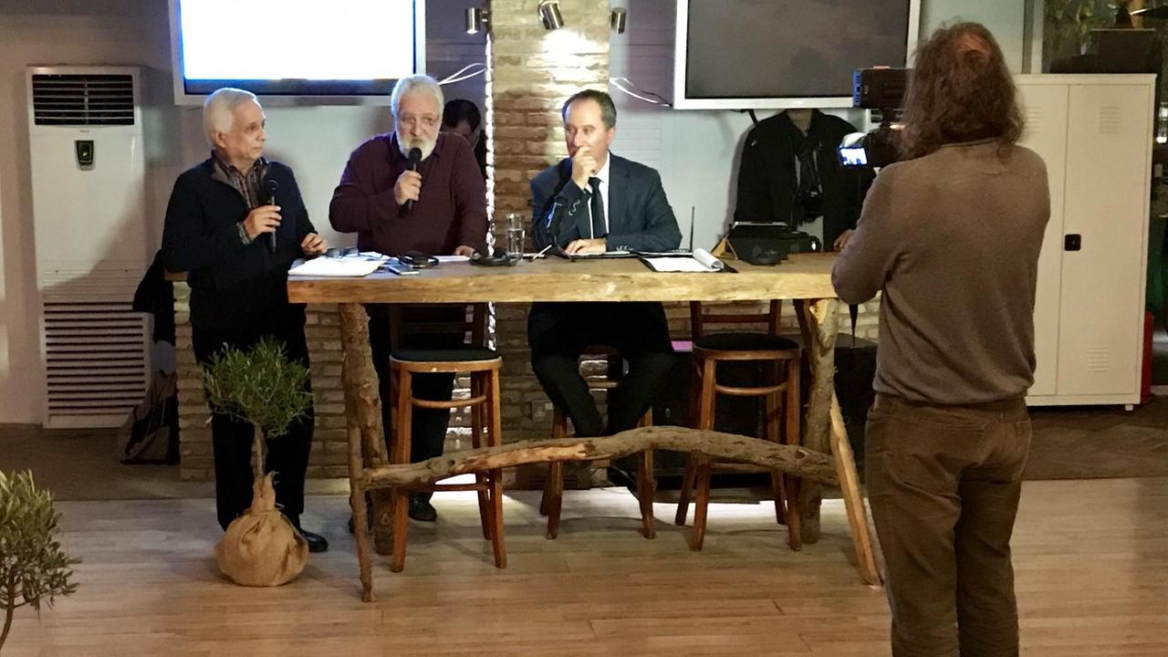 Präsidentschaftskandidat Stavros Malas (zweiter von rechts) bei einer Wahldiskussion. Präsidentschaftskandidat Stavros Malas (zweiter von rechts) bei einer Wahldiskussion.