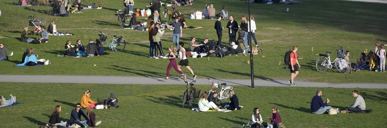 Menschen in Schweden auf einer Parkwiese Menschen in Schweden auf einer Parkwiese