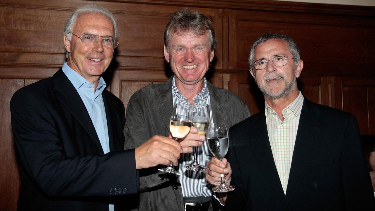 Franz Beckenbauer (links), Sepp Maier (mittig) und Gerd Müller (rechts) bei einer Feier des FC Bayern München im Jahr 2007. Franz Beckenbauer (links), Sepp Maier (mittig) und Gerd Müller (rechts) bei einer Feier des FC Bayern München im Jahr 2007.