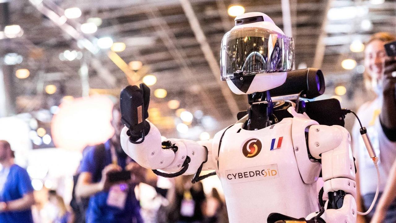 Ein CybeDroid auf der Viva Technology Conference in Paris im Juni 2017 Ein CybeDroid auf der Viva Technology Conference in Paris im Juni 2017