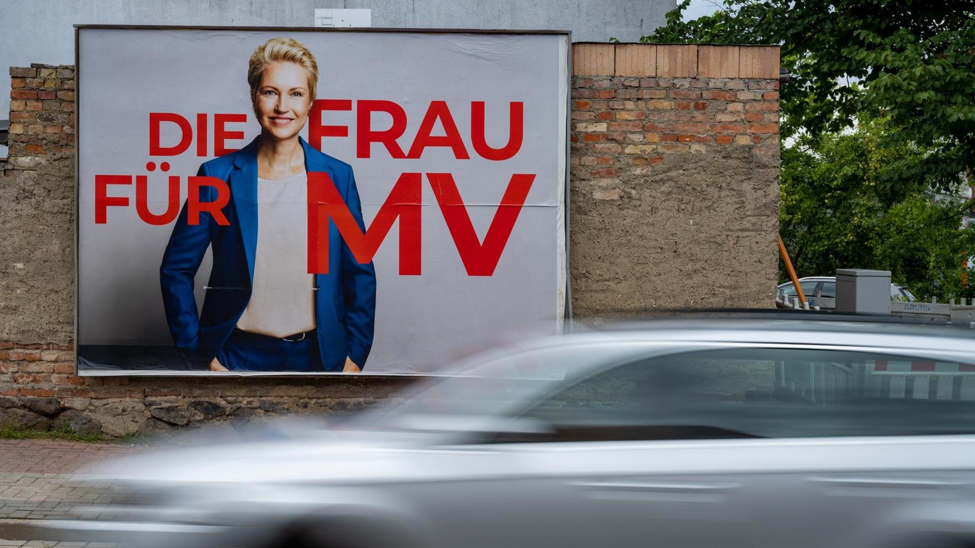 Ein Auto fährt an einem Wahlplakat zur Landtagswahl von Mecklenburg-Vorpommerns Ministerpräsidentin Manuela Schwesig (SPD) vorbei. Auf dem Plakat steht der Slogan "Die Frau für MV". Ein Auto fährt an einem Wahlplakat zur Landtagswahl von Mecklenburg-Vorpommerns Ministerpräsidentin Manuela Schwesig (SPD) vorbei. Auf dem Plakat steht der Slogan "Die Frau für MV".