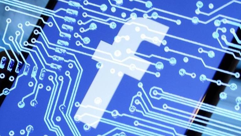 Ein Facebook-Logo ist auf einem Smartphone zu sehen, davor verlaufen Bahnen wie auf einer Computer-Platine. Ein Facebook-Logo ist auf einem Smartphone zu sehen, davor verlaufen Bahnen wie auf einer Computer-Platine.