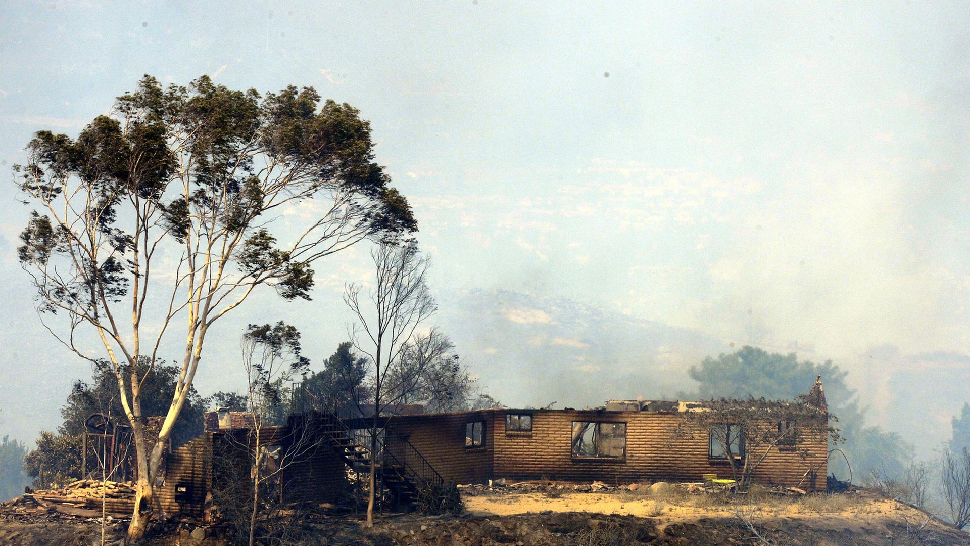 Ein von einem Flächenbrand zerstörtes Haus nahe San Marcos, Kalifornien, USA. Aufnahme vom 15.5.2014 Ein von einem Flächenbrand zerstörtes Haus nahe San Marcos, Kalifornien, USA. Aufnahme vom 15.5.2014