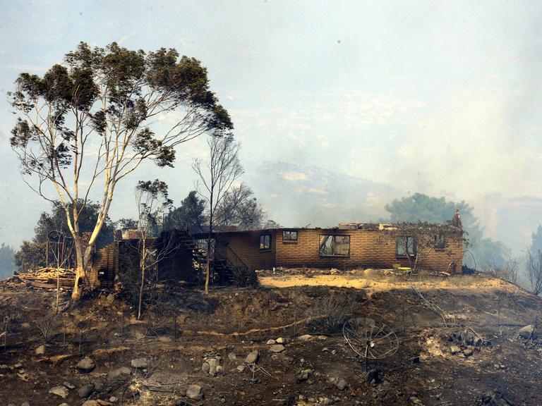 Ein von einem Flächenbrand zerstörtes Haus nahe San Marcos, Kalifornien, USA. Aufnahme vom 15.5.2014