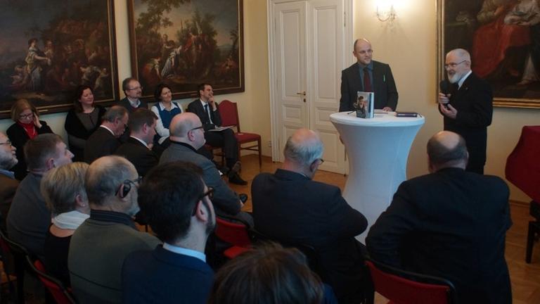 Der Priester Anton Otte bei der Präsentation seines Buches. Der Priester Anton Otte bei der Präsentation seines Buches.
