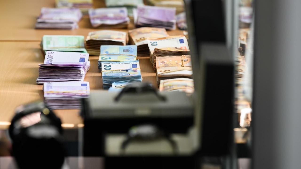Im Rahmen von Hausdurchsuchungen beschlagnahmte Euro-Banknoten bei einer Pressekonferenz zum Schlag gegen die Darknet-Plattform "Wall Street Market" im Bundeskriminalamt in Wiesbaden am 03.05.2019