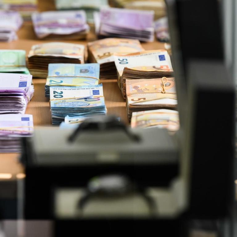 Im Rahmen von Hausdurchsuchungen beschlagnahmte Euro-Banknoten bei einer Pressekonferenz zum Schlag gegen die Darknet-Plattform "Wall Street Market" im Bundeskriminalamt in Wiesbaden am 03.05.2019