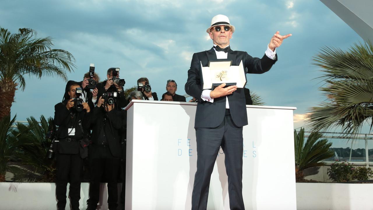 Regisseur Jacques Audiard präsentiert die Goldene Palme, die er in Cannes für seinen Film "Dheepan" erhielt. Regisseur Jacques Audiard präsentiert die Goldene Palme, die er in Cannes für seinen Film "Dheepan" erhielt.